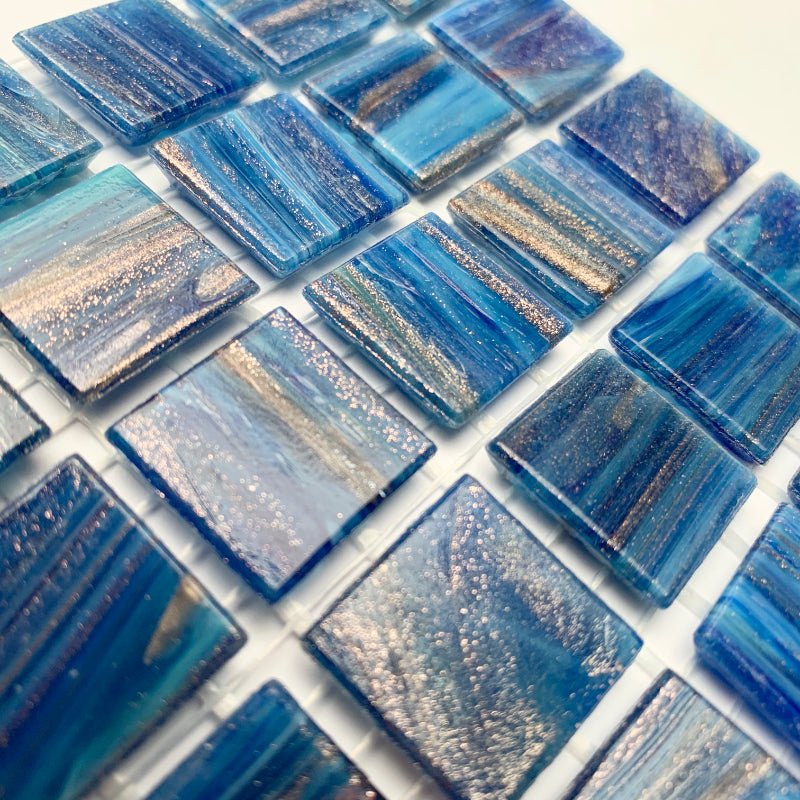Verre Mosaique - glass mosaic -Glasmosaik-glasmozaïek-Glasmozaiek met Goud Dooradert 20mm Hemelsblauw - mosaicshop