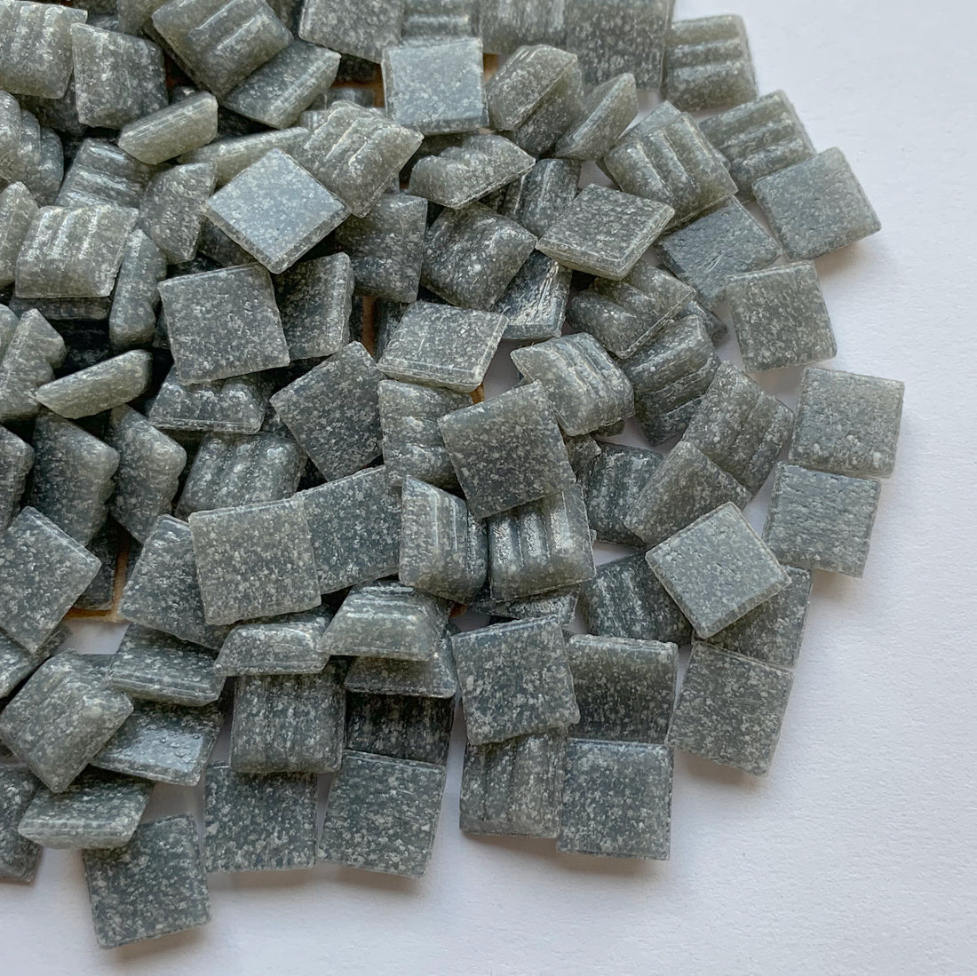 Lasimosaiikki 10mm tummanharmaa (irralliset)