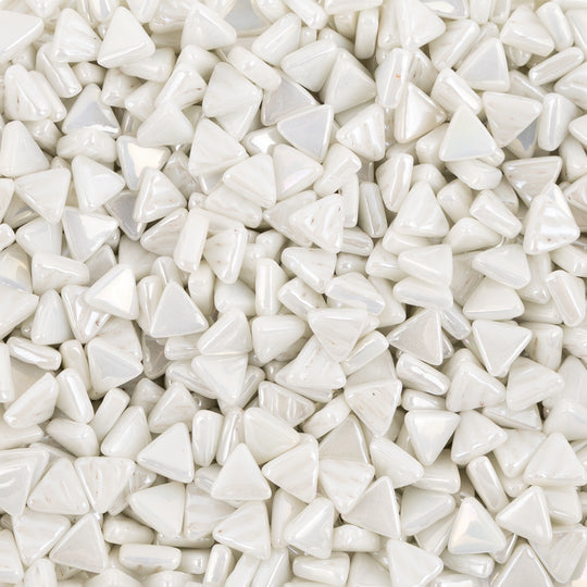 Mini triângulo de mosaico de vidro iridescente branco opaco
