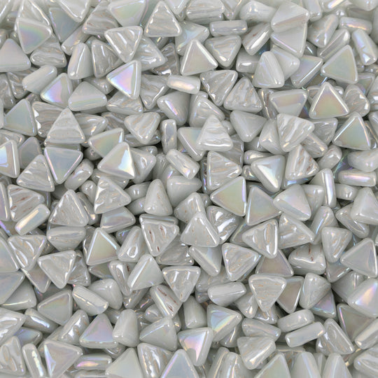 Mini triângulo de mosaico de vidro cinza pérola iridescente