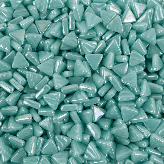 Mini triângulo de mosaico de vidro iridescente ciano claro