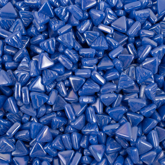 Mini triângulo de mosaico de vidro iridescente azul brilhante