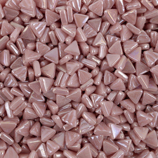 Mini triângulo de mosaico de vidro rosa escuro iridescente