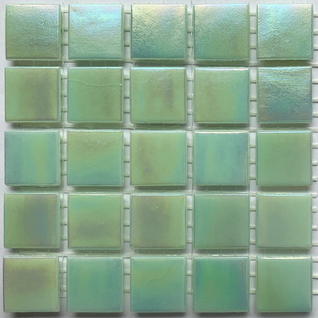 Verre Mosaique - glass mosaic -Glasmosaik-glasmozaïek-Glasmozaiek Iriserend 20mm Parelgroen - mosaicshop